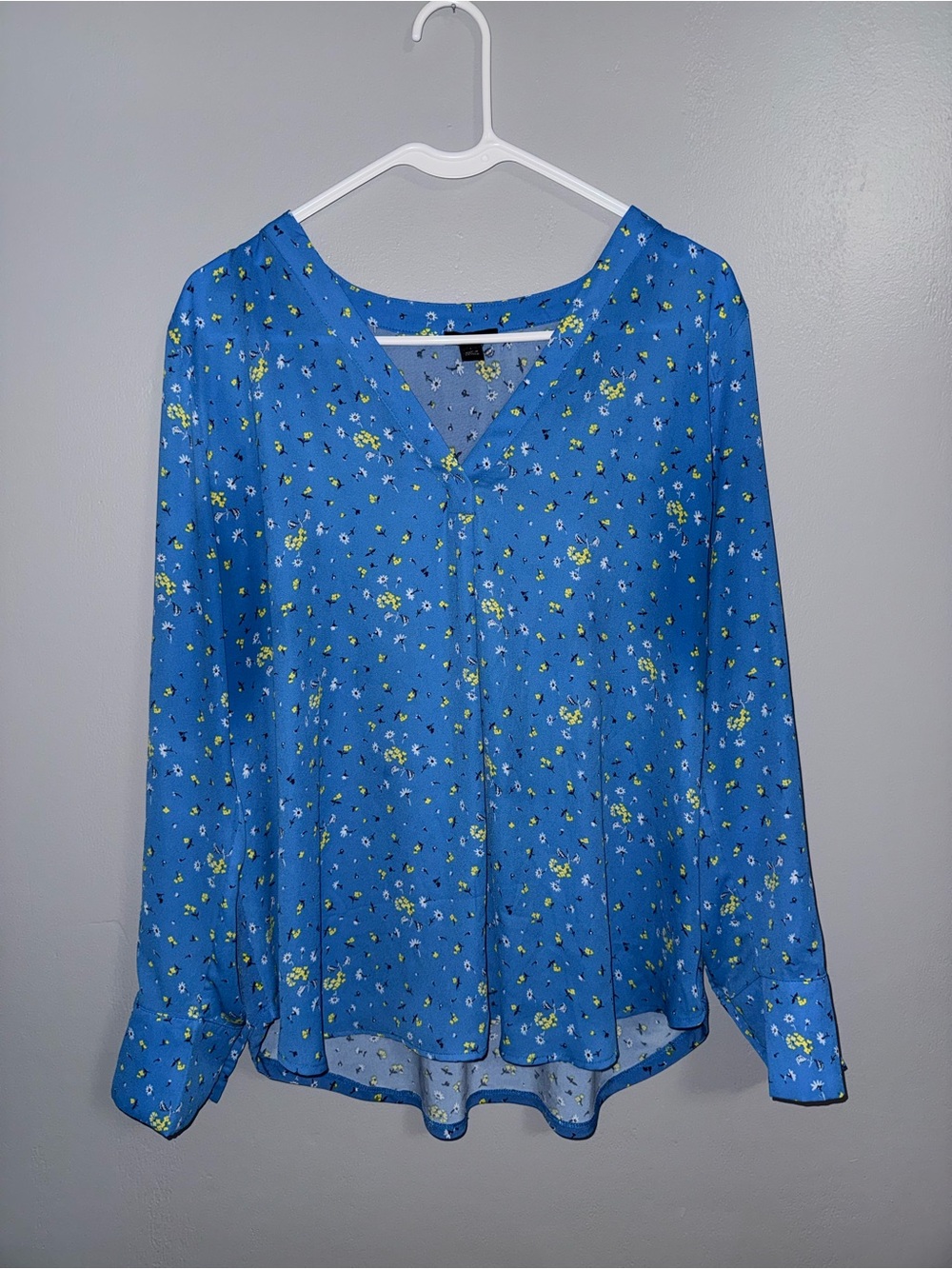 Ann Taylor Blue Floral V-Neck Long Sleeve Women's Top